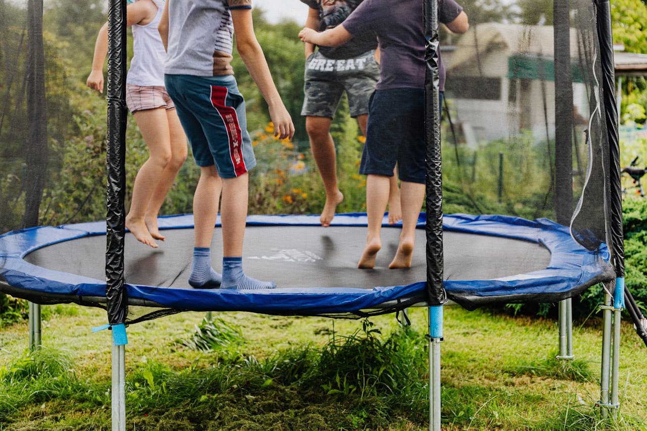 Hoe kies je een trampoline waar je kinderen veilig én met plezier op springen?